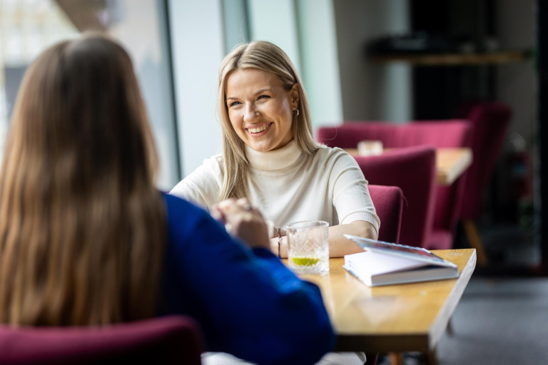 Search results | WSB Merito Gdańsk University: Rozmowa studentek w przestrzeni kawiarni 