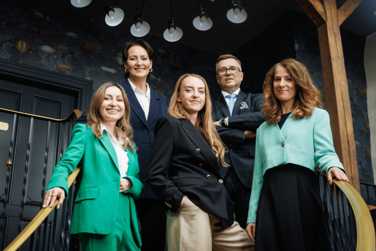 University authorities | WSB Merito Gdańsk University: Zdjęcie biznesowe grupy osób stojących na schodach