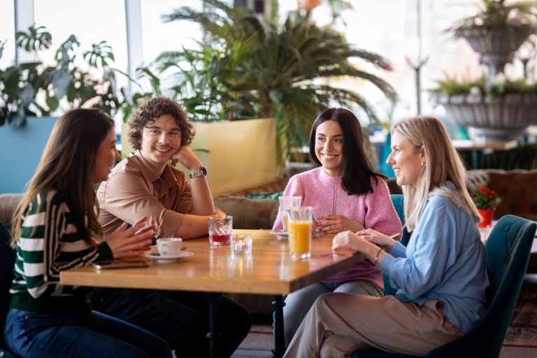 Investment Psychology, studia I stopnia, licencjackie i inżynierskie: grupa-studenci-i-stopien-kawiarnia.jpg