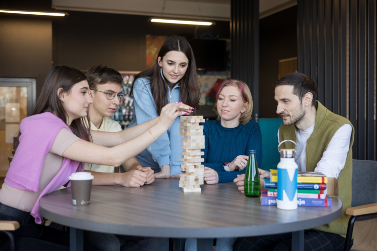 International Finance, studia I stopnia, licencjackie i inżynierskie: grupa-studentow-grajacaw-gre