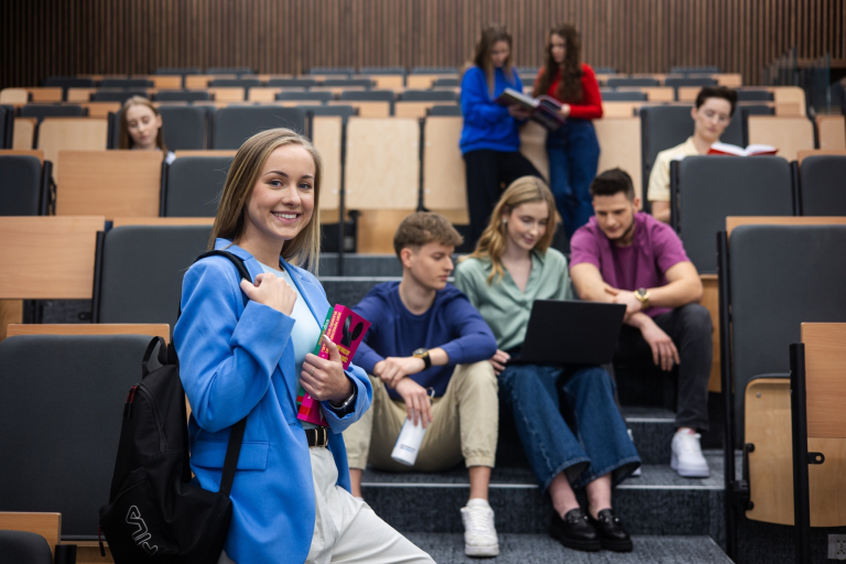 University without barriers | WSB Merito Gdańsk University: Główne zdjęcie: Gdańsk, grupa studentów w sali wykładowej