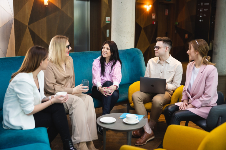 Research Federation | WSB Merito Gdańsk University: Słuchacze rozmawiają na kanapach o projekcie