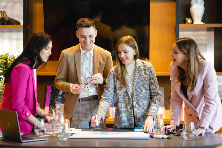 Scientific achievements | WSB Merito Gdańsk University: Grupa studentów pracujących przy projekcie