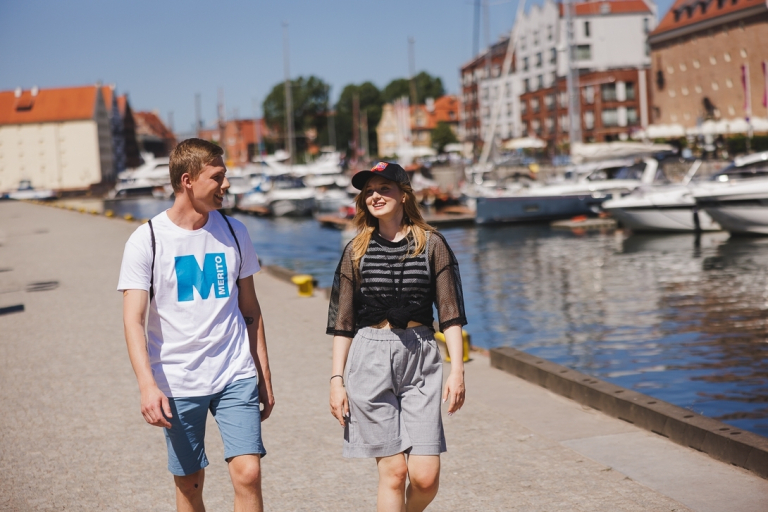 Student zone | WSB Merito Gdańsk University: Studenci idą przez gdańską marinę