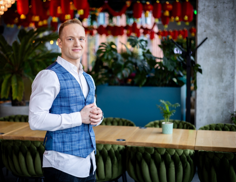 International Business - BA Business and Management Top-Up with University of Northampton, studia I stopnia, licencjackie i inżynierskie: Zdjęcie biznesowe studentka w kawiarnii