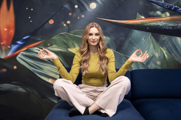 University without barriers | WSB Merito Gdańsk University: Studentka w przestrzeni kampusu w pozycji medytacji