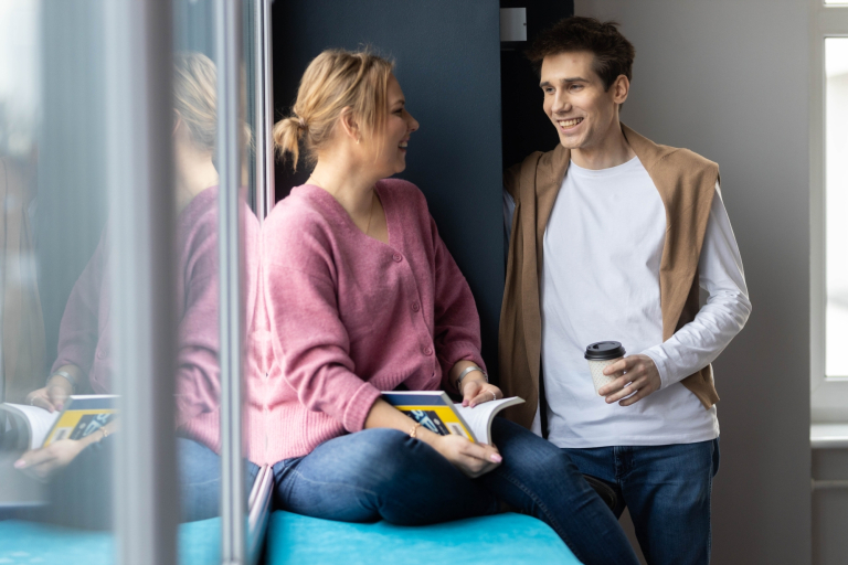 Search results | WSB Merito Gdańsk University: Student i studentka rozmawiają na korytarzu uczelni