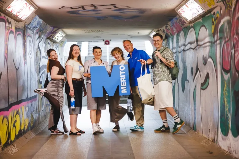 Student zone | WSB Merito Gdańsk University: Studenci w tunelu pod SKMką z sygnetem M