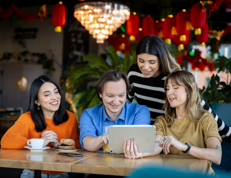 Our values | WSB Merito Gdańsk University: Studenci przy tablecie 