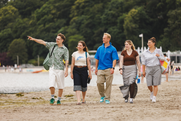 Erasmus+ | WSB Merito Gdańsk University: Studenci na plaży 