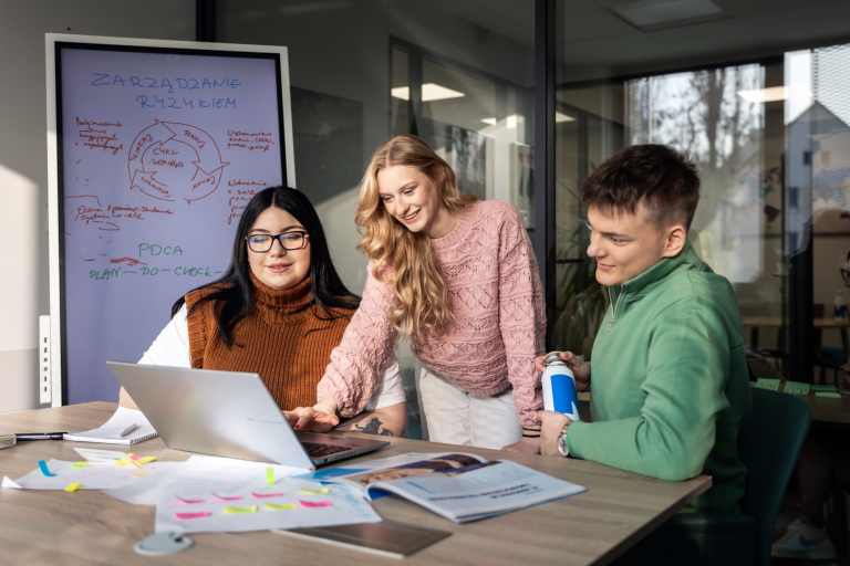 Strona główna | WSB Merito Gdańsk University: Trójka studentów pracuje w salce