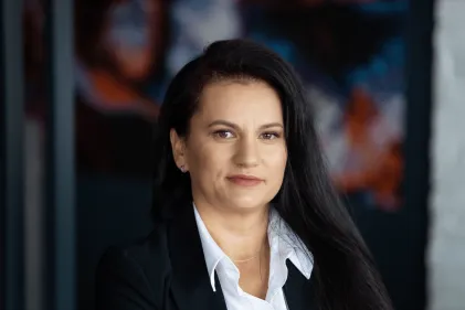 University authorities | WSB Merito Gdańsk University: Portret kobiety w średnim wieku o ciemnych, długich włosach. Jest ona w ciemnej marynarce i białej koszuli. Lekko się uśmiecha