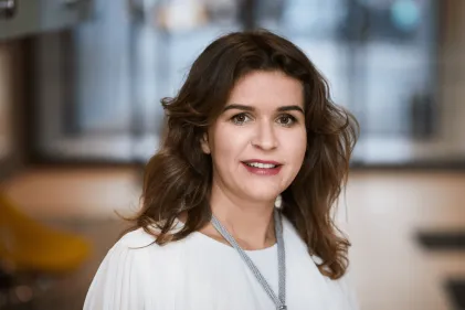 University authorities | WSB Merito Gdańsk University: Zdjęcie portretowe kobiety o brązowych włosach do ramion. Ma ona lekki uśmiech i białą koszulę