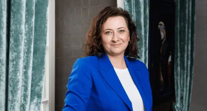 University authorities | WSB Merito Gdańsk University: Kobieta w kręconych włosach i marynarce w kolorze indygo