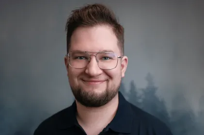 University authorities | WSB Merito Gdańsk University: Zdjęcie uśmiechniętego mężczyzny w okularach i białym polo