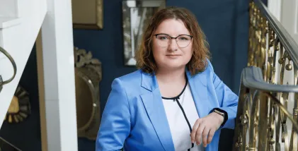 University authorities | WSB Merito Gdańsk University: Portret kobiety na schodach, nosi ona okulary, uśmiecha się