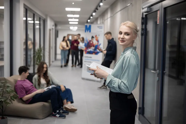 Global Finance | WSB Merito Gdańsk University: Studentka stojąca na korytarzu uczelni