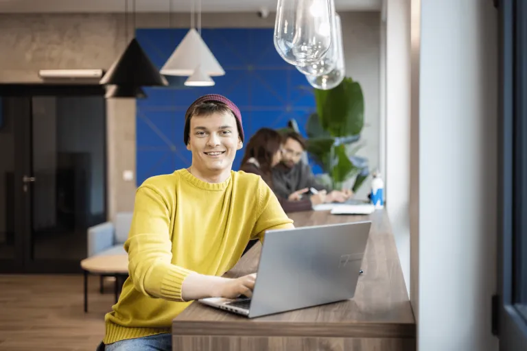 Global Finance | WSB Merito Gdańsk University: Student przy laptopie