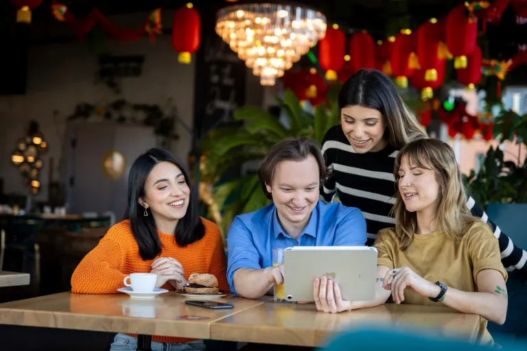 International Business | WSB Merito Gdańsk University: studenci-laptop