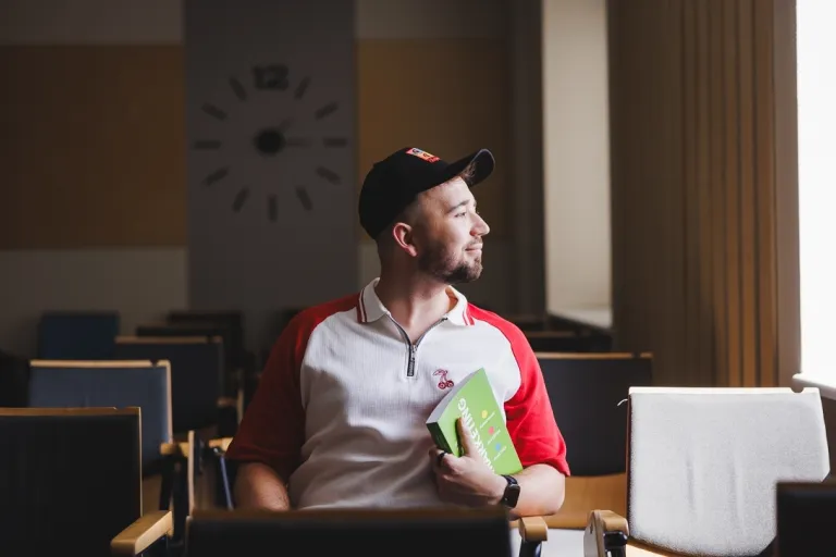 International Business Management | WSB Merito Gdańsk University: Student na uczelni patrzy w okno