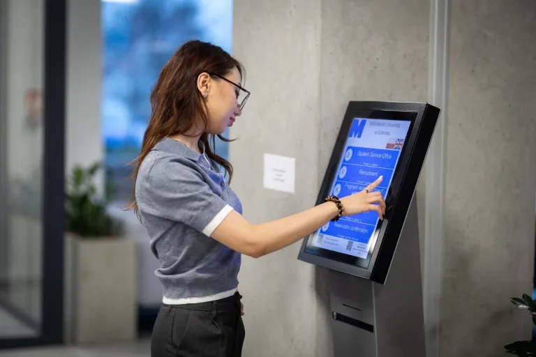 Information Technology | WSB Merito Gdańsk University: Studentka przy monitorze dotykowym na Uniwersytecie