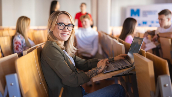 Who we are | WSB Merito Łódź University: Studentka przygotowuje się na zajęcia na Uniwersytecie WSB Merito w Łodzi