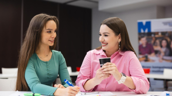 Search results | WSB Merito Łódź University: Studentki Uniwersytetu WSB Merito pracują wspólnie nad projektem.