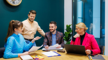 Marketing in the Digital Economy, studia II stopnia, magisterskie: Studenci Uniwersytetu WSB Merito w Łodzi pracują wspólnie nad projektem.