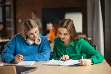Transfer from another university | WSB Merito Łódź University: Dwie dziewczyny wspólnie się uczą