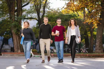 Strona główna | WSB Merito Łódź University: 4 studentów Uniwersytetu WSB Merito w Łodzi w wesołej atmosferze idzie przez park