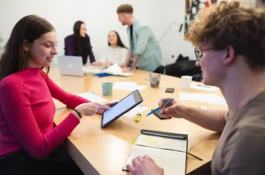 Student organisations and research clubs | WSB Merito Łódź University: Grupa studentów siedzi przy stole i rozmawia