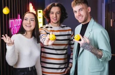 Student organisations and research clubs | WSB Merito Łódź University: Trzech studentów stoi przy ścianie z neonami