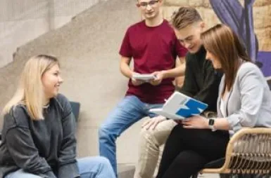 Student ABC | WSB Merito Łódź University: Uczniowie spędzają czas wolny na świeżym powietrzu przy budynku Uniwersytetu WSB Merito w Łodzi