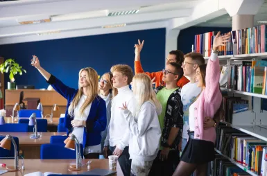 Our campus | WSB Merito Łódź University: Główne zdjęcie - Łódź - Biblioteka - grupa studentów