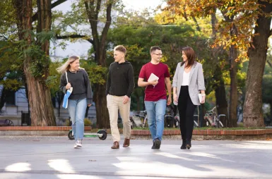 Study in Łódź | WSB Merito Łódź University: Students in the streets of Łódź