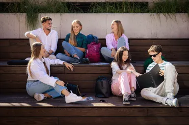 Study in Łódź | WSB Merito Łódź University: Students in the streets of Łódź