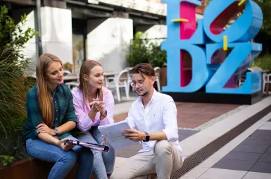 Study in Łódź | WSB Merito Łódź University: Students in the streets of Łódź