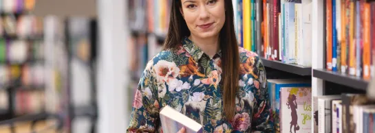 Career Office | WSB Merito Łódź University: Studentka Uniwersytetu WSB Merito pozuje do zdjęcia.