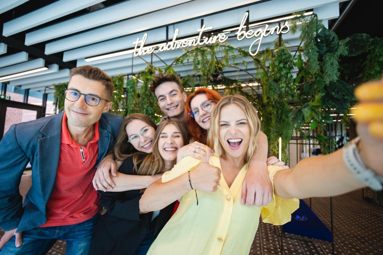 Student Council | WSB Merito Łódź University: Studenci Uniwersytetu WSB Merito w Łodzi uśmiechają się do wspólnego zdjęcia