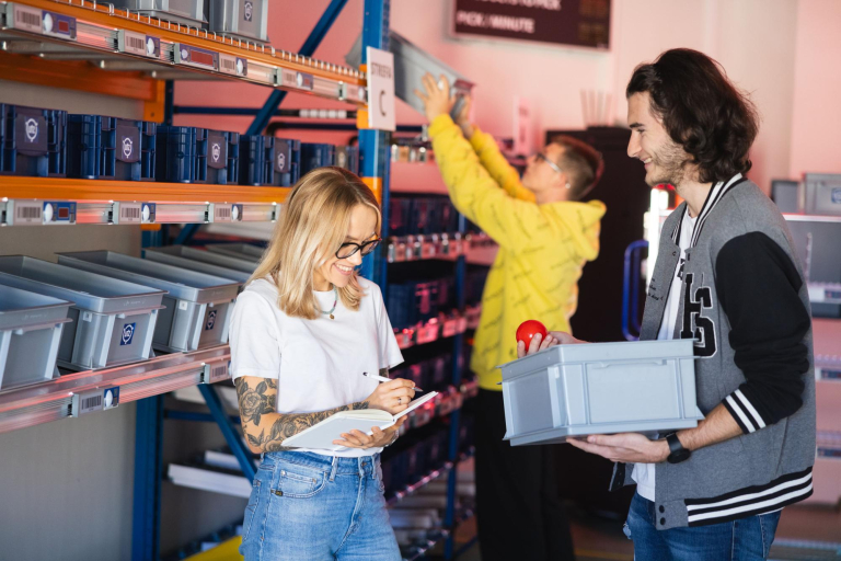 Student organisations and research clubs | WSB Merito Łódź University: Dziewczyna i chłopak przygotowują projekt w wesołej atmosferze.