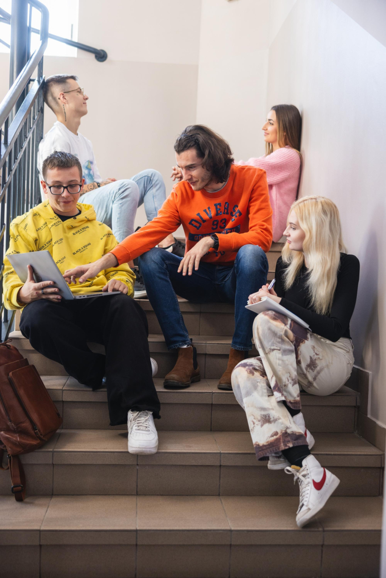 Who we are | WSB Merito Łódź University: Studenci na klatce schodowej Uniwersytetu WSB Merito Łódź