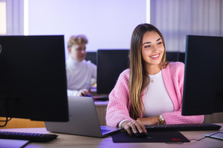 Digital university | WSB Merito Łódź University: Studentka Uniwersytetu WSB Merito Łódź