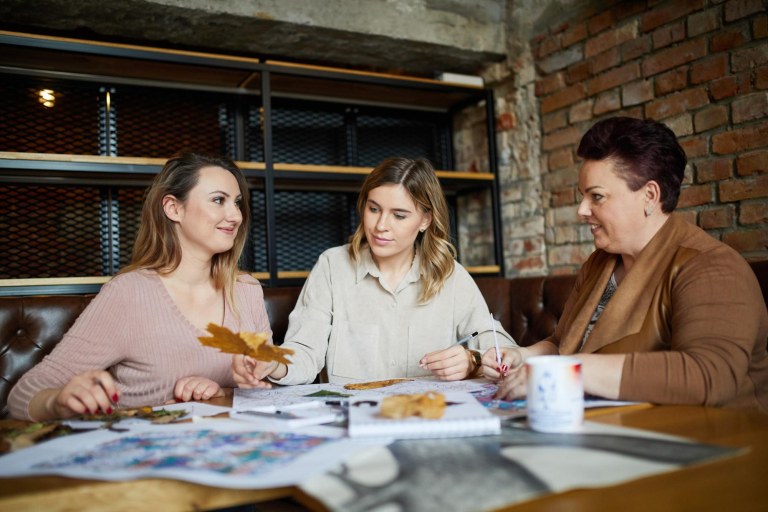 Department of International Relations | WSB Merito Łódź University: Trzy kobiety dyskutują nad projektem przy stole