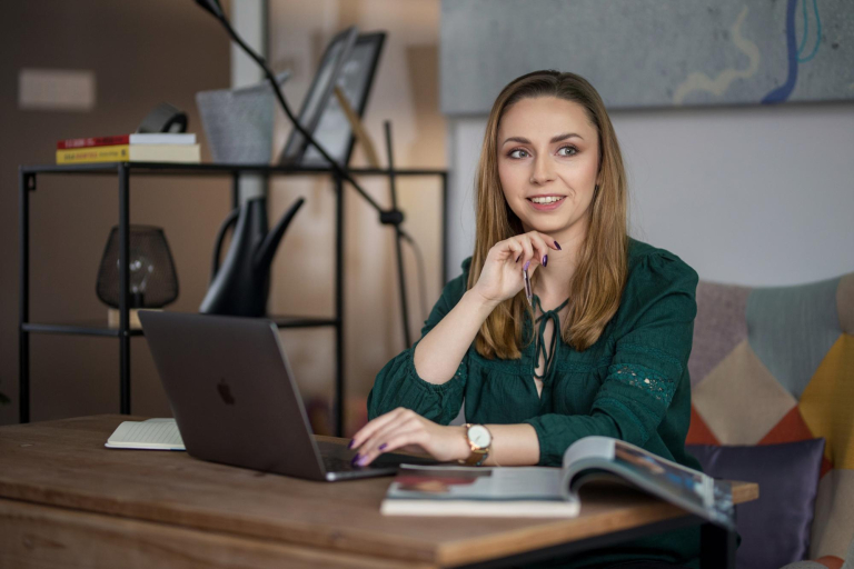 Digital university | WSB Merito Łódź University: Studentka Uniwersytetu WSB Merito Łódź