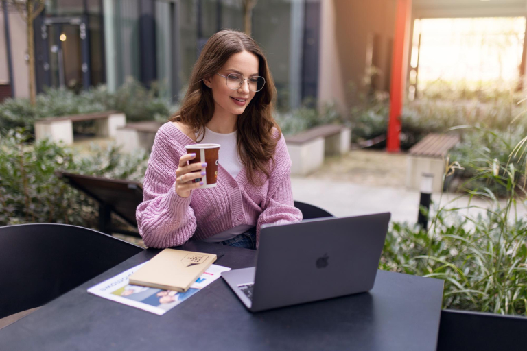 Digital university | WSB Merito Łódź University: Studentka Uniwersytetu WSB Merito Łódź