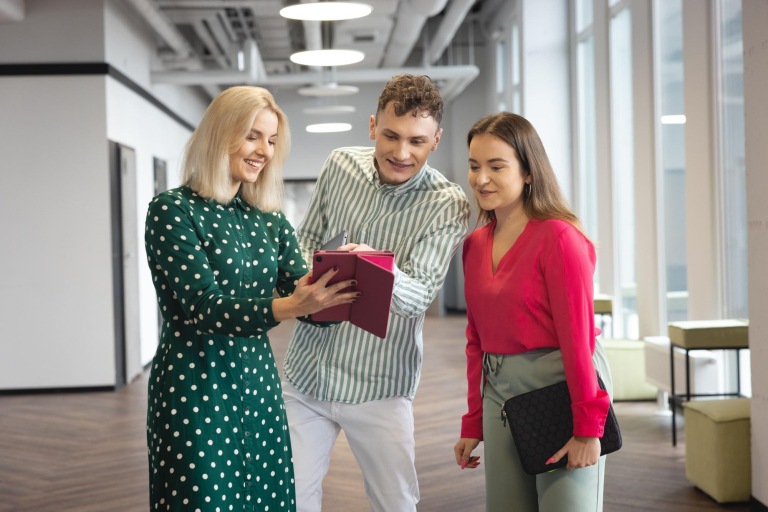 Career Office | WSB Merito Łódź University: Uczniowie spoglądają na tablet na Uniwersytecie WSB Merito w Łodzi