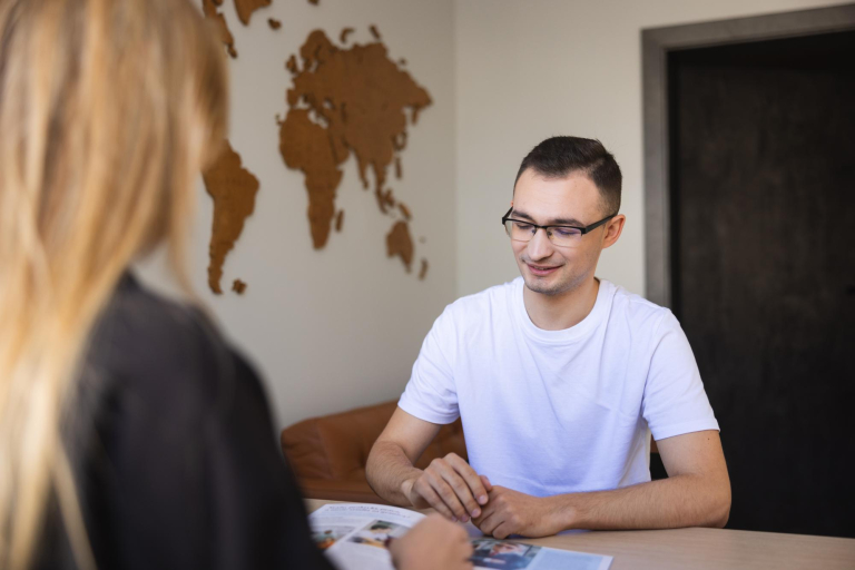 Transfer from another university | WSB Merito Łódź University: Student zapoznaje się z ofertą Uniwersytetu WSB Merito w Łodzi