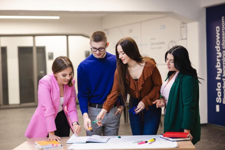 Student organisations and research clubs | WSB Merito Łódź University: Studenci Uniwersytetu WSB Merito w Łodzi pracują nad wspólnym projektem.