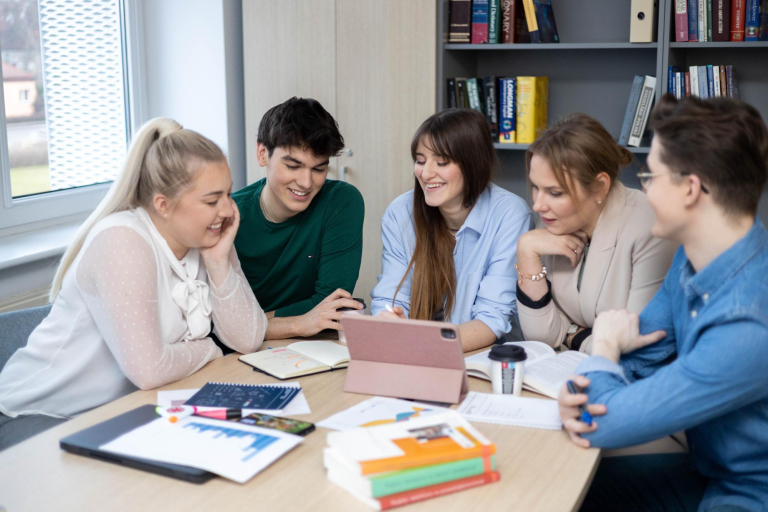 Accounting and Corporate Finance, studia I stopnia, licencjackie i inżynierskie: Studenci Uniwersytetu WSB Merito pracują wspólnie nad projektem.