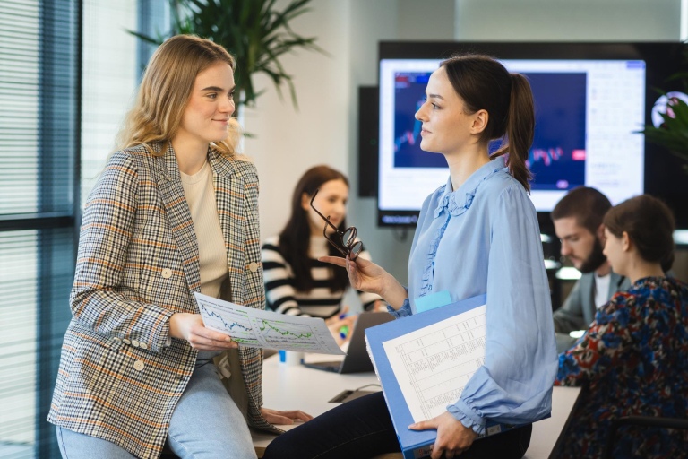 Finance and Accounting, studia I stopnia, licencjackie i inżynierskie: Studentki Uniwersytetu WSB Merito pracują wspólnie nad projektem.